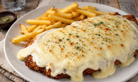 La receta para hacer milaneza a la suiza, cremosa con queso gratinado que transforma cualquier comida. La receta para hacer milaneza a la suiza, cremosa con queso gratinado que transforma cualquier comida.