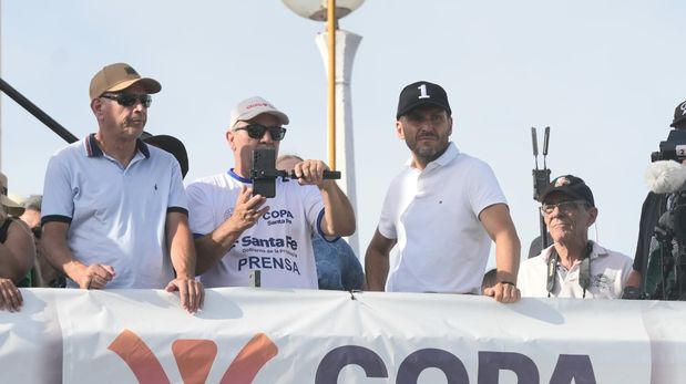 El gobernador Maximiliano Pullaro durante la Maratón Santa Fe-Coronda.