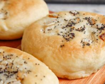 Pancitos express de cebolla: la receta de Jimena Monteverde, fácil, rápida y riquísima Pancitos express de cebolla: la receta de Jimena Monteverde, fácil, rápida y riquísima