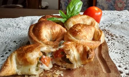Con esta receta fácil, podrás preparar empanadas caprese que te encantarán. Con esta receta fácil, podrás preparar empanadas caprese que te encantarán.