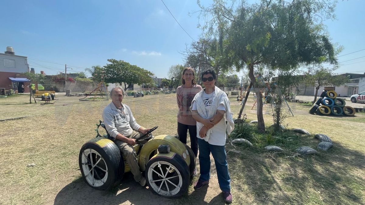 Ernesto junto a dos vecinas de barrio Cabal. En equipo, se organizan para conseguir los materiales y construir los juegos. Ernesto junto a dos vecinas de barrio Cabal. En equipo, se organizan para conseguir los materiales y construir los juegos.