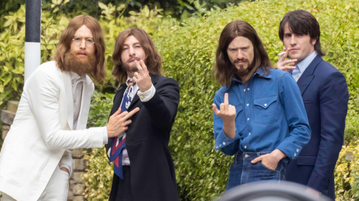 Los actores del biopic de Los Beatles recrearon la portada del disco Abbey Road en Londres.