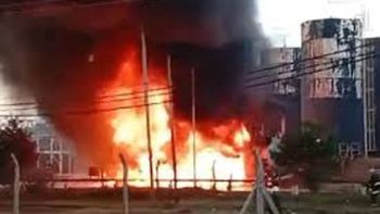 Un operario falleció y otro resultó herido de gravedad, como consecuencia de un incendió que se originó hoy dentro del Parque Industrial de Pilar, en Buenos Aires.