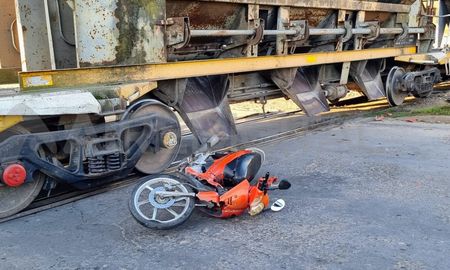 Una moto quiso ganarle a un tren y chocó. El conductor sufrió fracturas. Una moto quiso ganarle a un tren y chocó. El conductor sufrió fracturas.