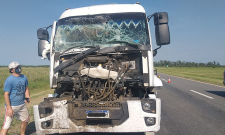 Accidente de tránsito. Así quedó el frente del camión tras el impacto en la ruta 19. Accidente de tránsito. Así quedó el frente del camión tras el impacto en la ruta 19.