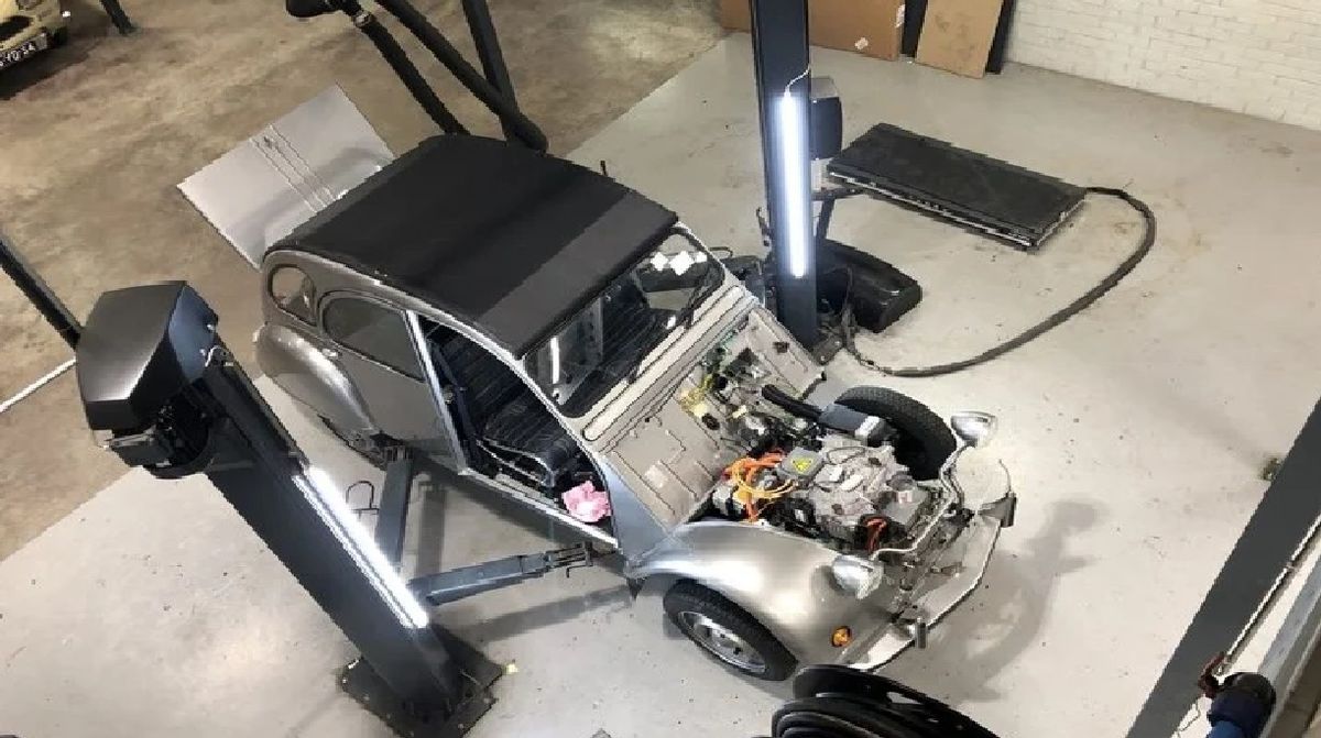 Le cambiaron el motor de un antiguo Citroën 2CV y ahora es un auto eléctrico que alcanza los 130 kilómetros por hora