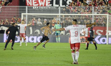 Hinchas de Newells se metieron al campo de juego mientras se disputaba el partido ante Huracán. Hinchas de Newells se metieron al campo de juego mientras se disputaba el partido ante Huracán.