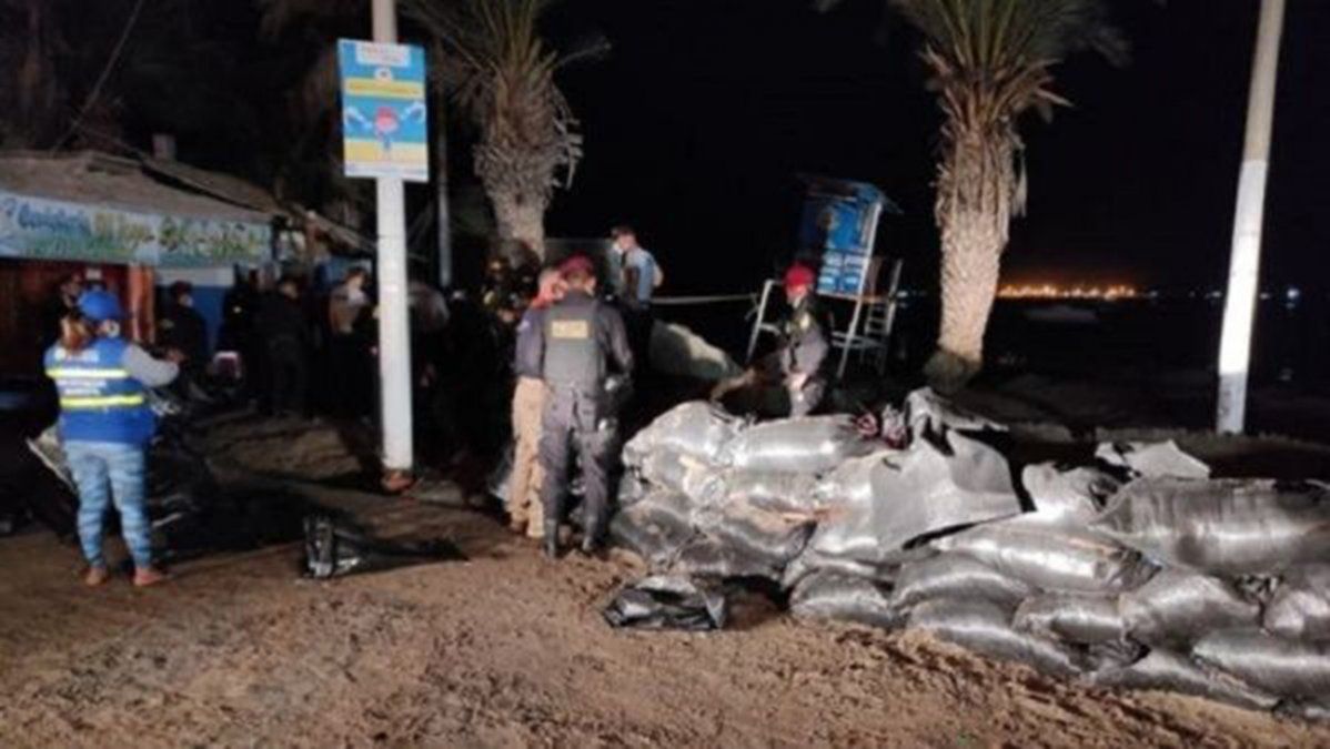 La Policía peruana ubicó barreras de sacos de arena en Paracas, departamento de Ica, ante la posibilidad de nuevas inundaciones.