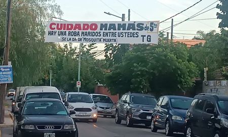 Apareció colgando en la puerta del Establecimiento Educativo Argentino, un colegio de la localidad de Adrogué. Apareció colgando en la puerta del Establecimiento Educativo Argentino, un colegio de la localidad de Adrogué.