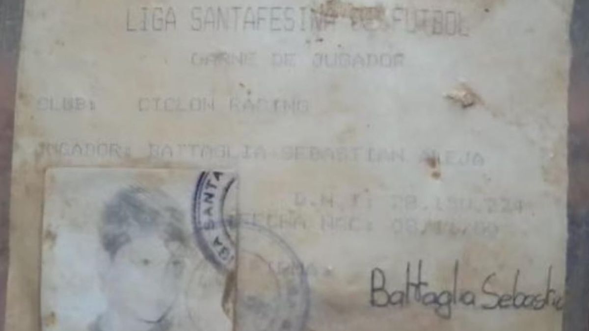 El carnet de Sebastián Battaglia cuando jugaba en Ciclón Racing en la Liga Santafesina.