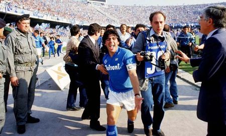 Hace 35 años, Diego Armando Maradona lideró al Napoli para conseguir su primer título de Serie A en la historia de la institución. Hace 35 años, Diego Armando Maradona lideró al Napoli para conseguir su primer título de Serie A en la historia de la institución.