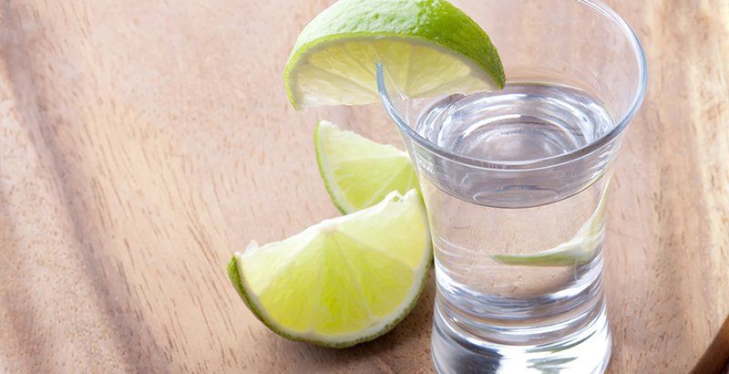 Tomar tequila te podría ayudar a bajar de peso