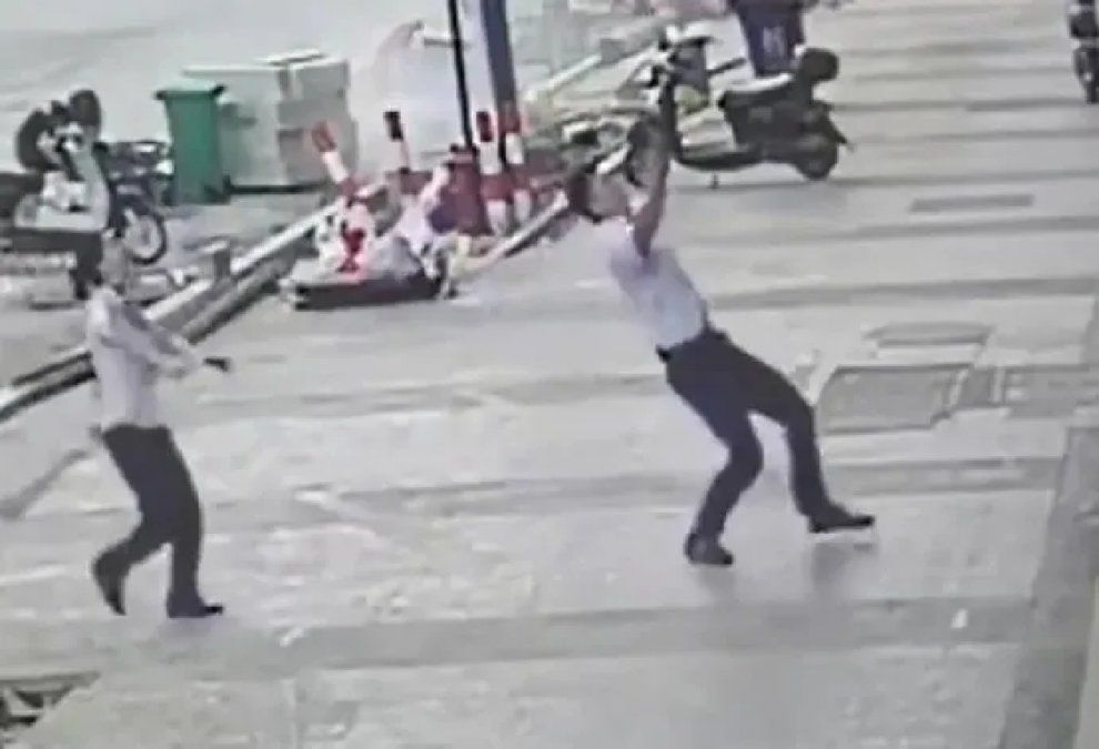 Video: un hombre le salvo la vida a una nena de dos años que cayó desde un quinto piso