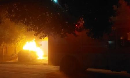 Una mujer quiso encender su auto y comenzó a incendiarse. Ocurrió el domingo por la noche. No se registraron heridos. Una mujer quiso encender su auto y comenzó a incendiarse. Ocurrió el domingo por la noche. No se registraron heridos.