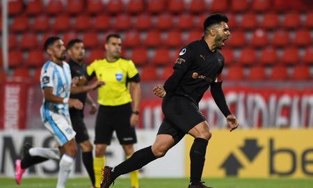Con gol de Silvio Romero, Independiente se lleva una pequeña ventaja hacia Tucumán para buscar la clasificación. Con gol de Silvio Romero, Independiente se lleva una pequeña ventaja hacia Tucumán para buscar la clasificación.