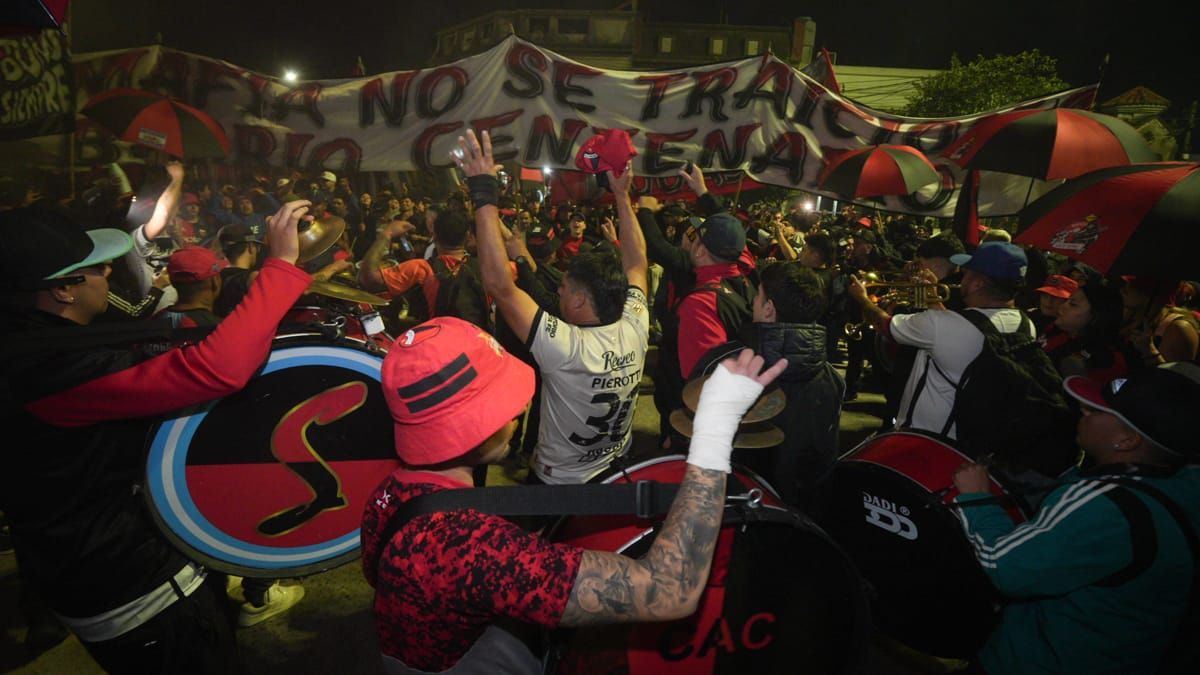 En vísperas de su 121° aniversario, los hinchas de Colón protagonizaron una masiva caravana desde el Puente Colgante hacia la sede del club. En vísperas de su 121° aniversario, los hinchas de Colón protagonizaron una masiva caravana desde el Puente Colgante hacia la sede del club.