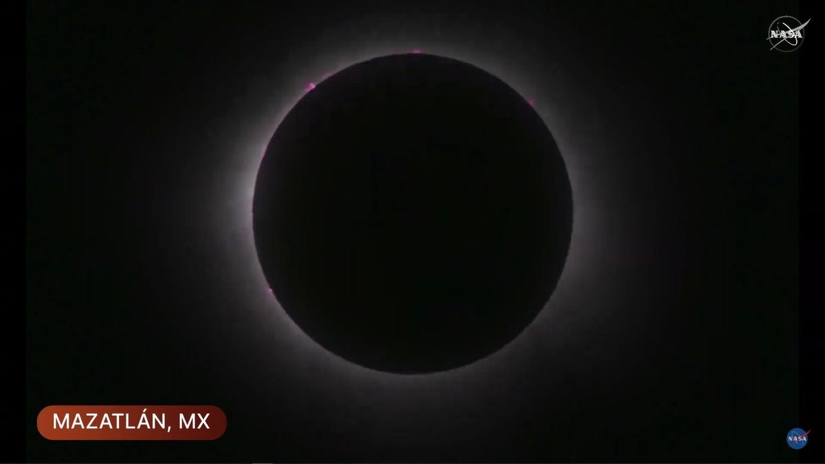 El Sol dejó ver con claridad su alta actividad durante la totalidad del eclipse este lunes 8 de abril. El Sol dejó ver con claridad su alta actividad durante la totalidad del eclipse este lunes 8 de abril.