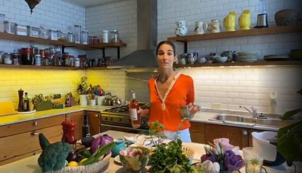 Juana Viale disfrutando de su cocina.