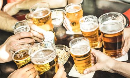 Organizó su cumpleaños en un bar, nadie fue y terminó festejando con los mozos.