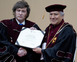La distinción fue entregada por las máximas autoridades de esa casa de estudios durante una ceremonia realizada en la Universidad de San Martín de Porres.