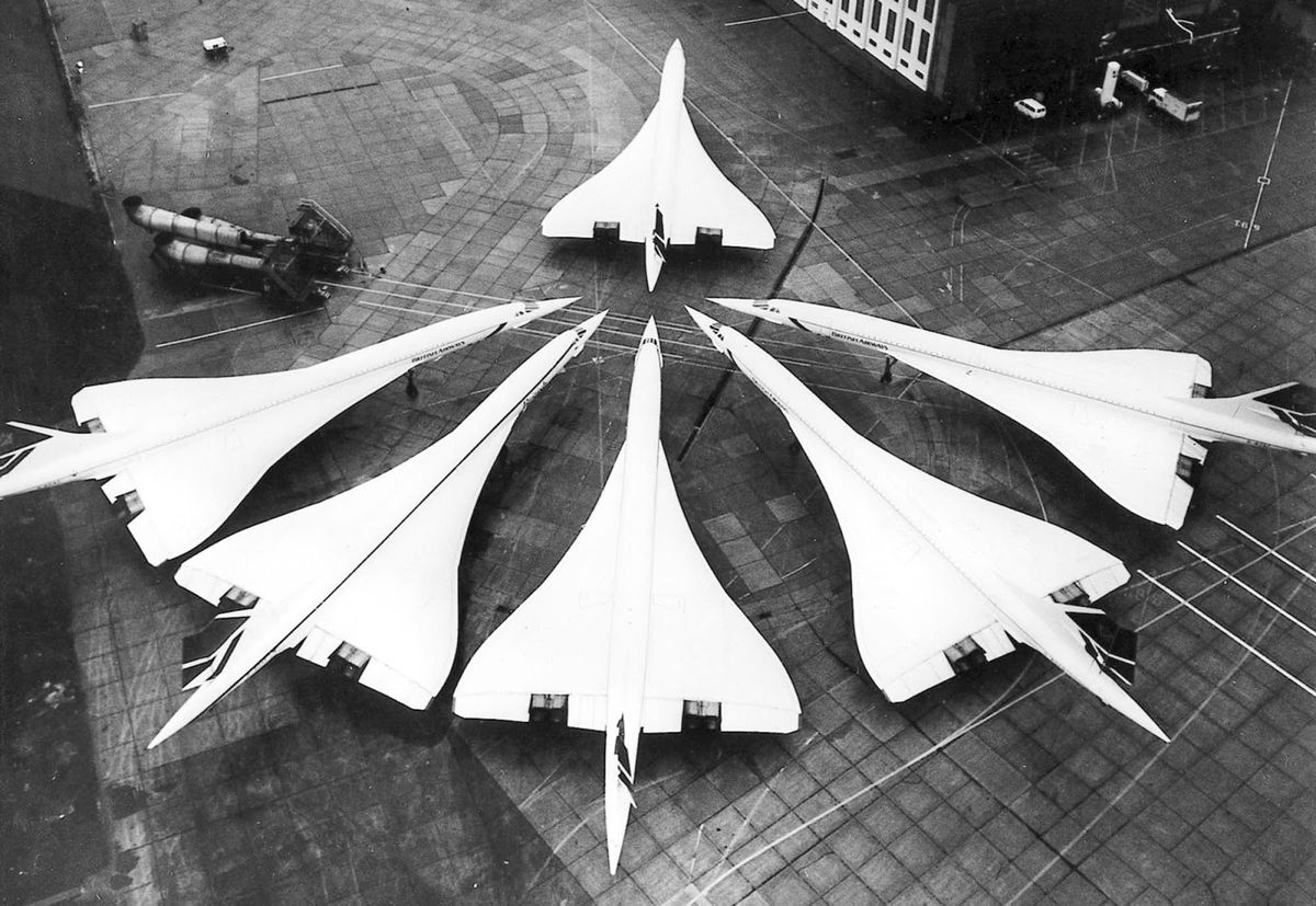 El 21 de enero de 1986 y, en el aeropuerto de Heathrow, Londres, se tomó esta foto de la flota de los Concorde de British Airways. La singular imagen se ideó para conmemorar los diez años de servicio del avión, cuyos vuelos comerciales regulares comenzaron en 1976.