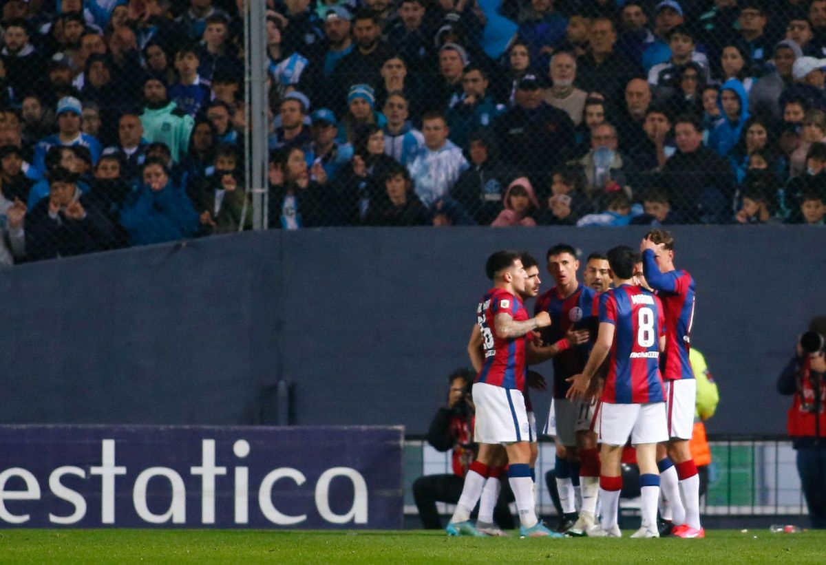San Lorenzo metió batacazo y derrotó a Racing por 2-1 en el Cilindro de Avellaneda. La Academia terminó con dos jugadores menos.