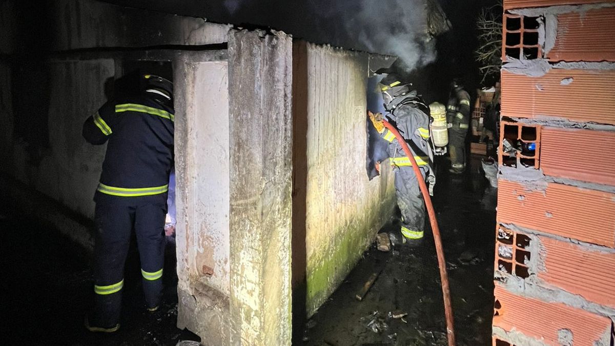 Las llamas afectaron toda la casa; una dotación de la Zona Norte y Zapadores intervino para controlar el incendio. Las llamas afectaron toda la casa; una dotación de la Zona Norte y Zapadores intervino para controlar el incendio.