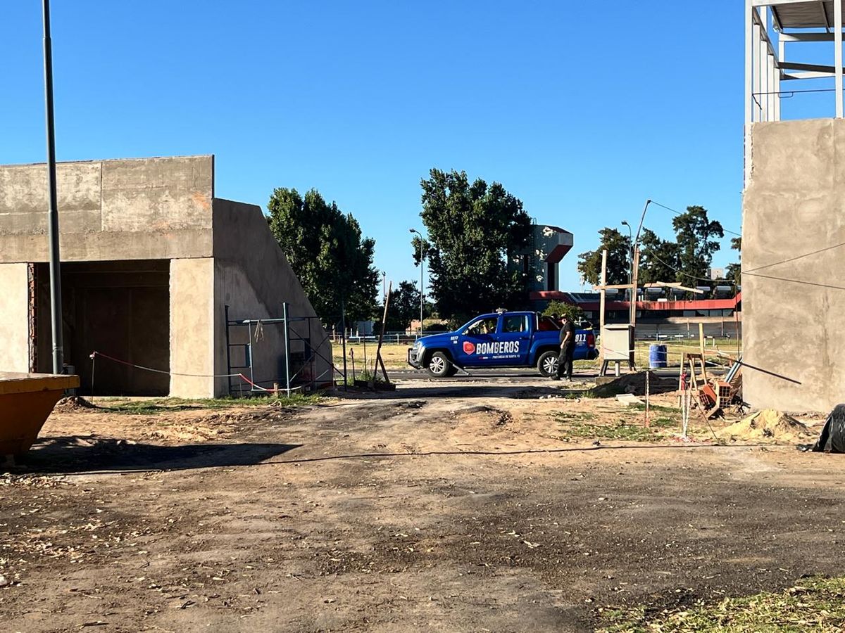 Bomberos y personal policial arribaron al lugar y controlaron el incendio. Bomberos y personal policial arribaron al lugar y controlaron el incendio.