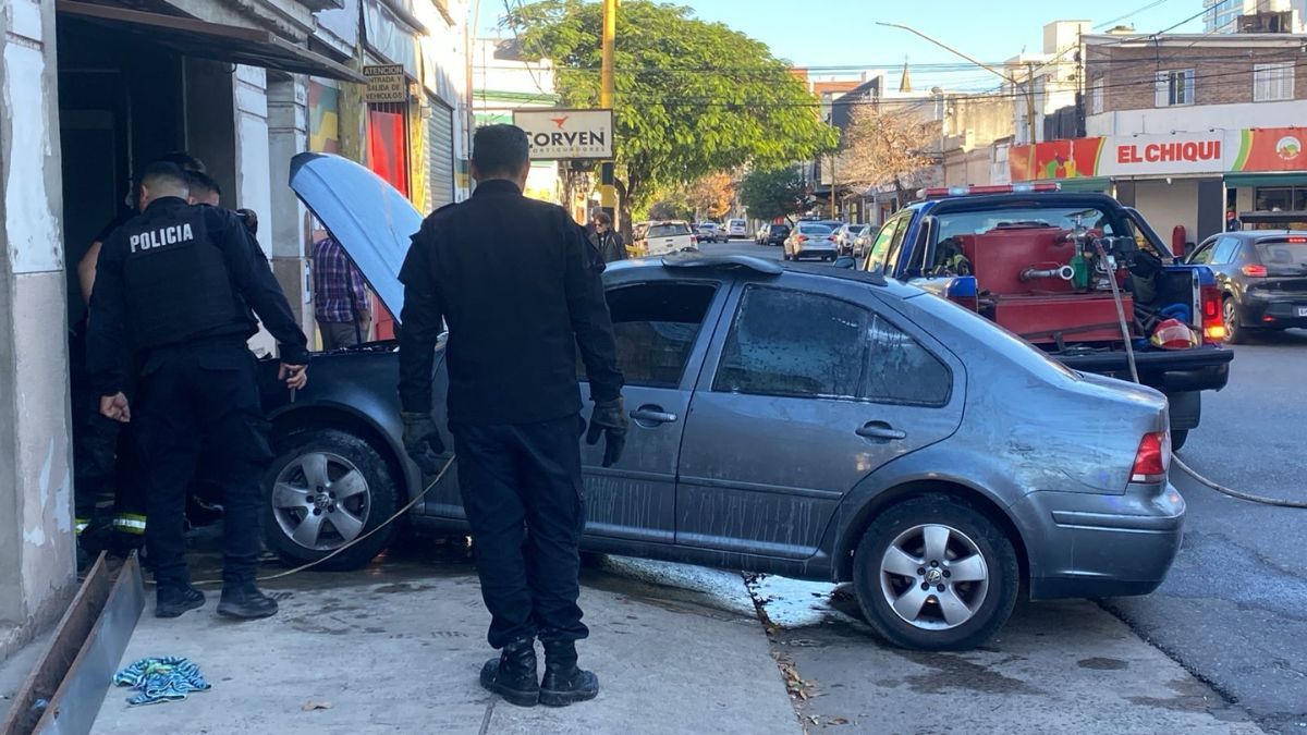 Al vehículo se le derritió el motor y el habitáculo tras el incendio.