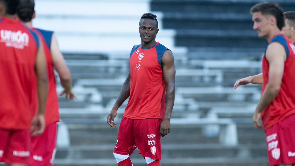 La entrada en calor de los futbolistas de Unión previo al partido ante Atlético Tucumán.