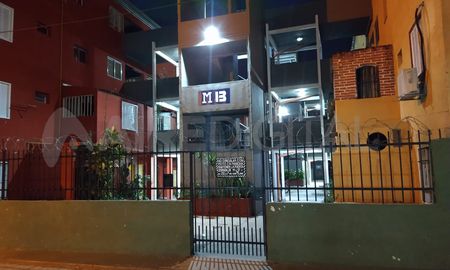 El hombre fue hallado en el primer piso del monoblock N°13 de barrio Las Flores.&nbsp;
