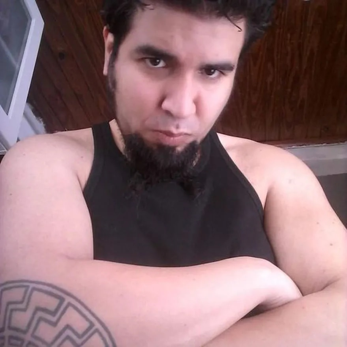 Sabag Montiel, portando el tatuaje del