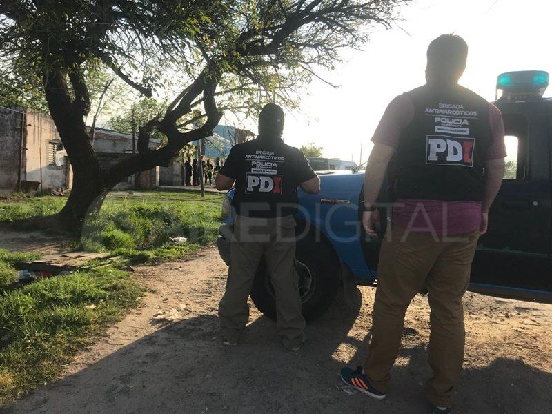 La Brigada Antinarcóticos detuvo varias personas durante un allanamiento