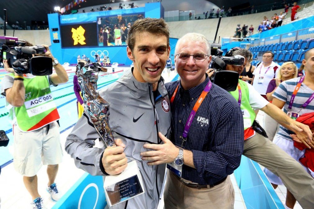 En Londres 2012, Phelps, acompañado por su entrenador, Bob Bowman (con él en la foto), recibió por parte del presidente de la FINA, el uruguayo Julio César Maglione, el trofeo que lo acreditaba como el atleta más laureado de la historia del Olimpismo. Luego de estos Juegos –los penúltimos que disputaría–, Michael acumulaba 22 medallas olímpicas, 18 de oro.