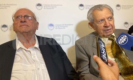 La Cámara de Senadores realizó un homenaje a dos históricos dirigentes políticos de la provincia: el ex gobernador Víctor Félix Reviglio y Luis Alberto Cáceres. La Cámara de Senadores realizó un homenaje a dos históricos dirigentes políticos de la provincia: el ex gobernador Víctor Félix Reviglio y Luis Alberto Cáceres.