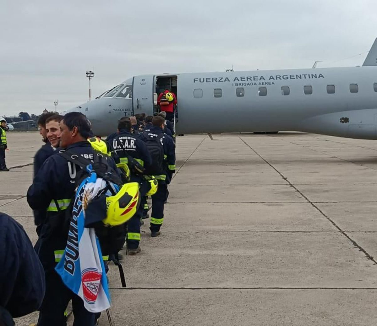 El equipo especializado en búsqueda y rescate urbano de la Federación Santafesina de Bomberos Voluntarios salió este sábado desde la Base Aérea Militar de El Palomar a bordo de un avión Hércules. El equipo especializado en búsqueda y rescate urbano de la Federación Santafesina de Bomberos Voluntarios salió este sábado desde la Base Aérea Militar de El Palomar a bordo de un avión Hércules.