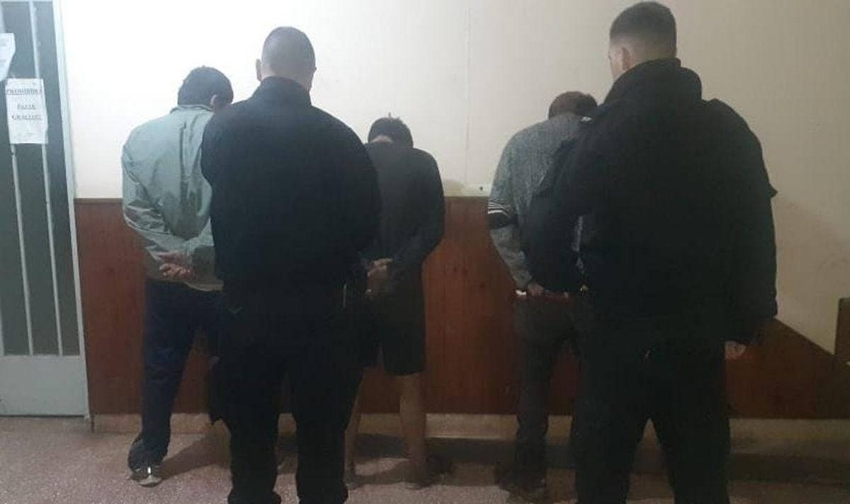 Tres hombres de 21, 30 y 34 años fueron detenidos por robar un riel en Laguna Paiva.