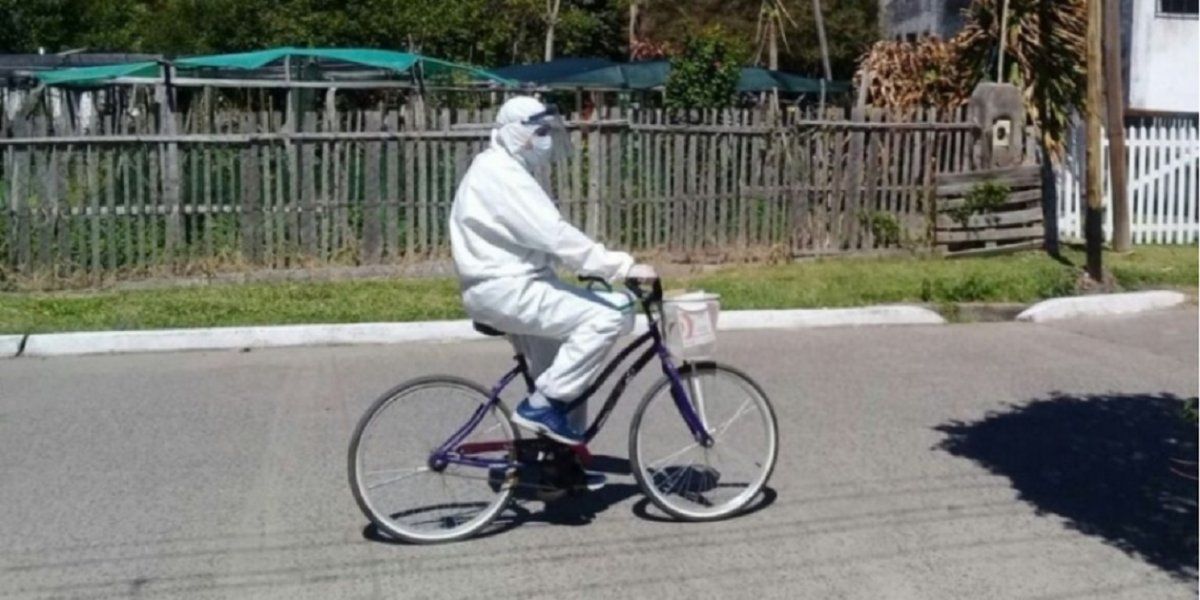 Ramón Pereira: el enfermero héroe que visita a sus pacientes en bicicleta