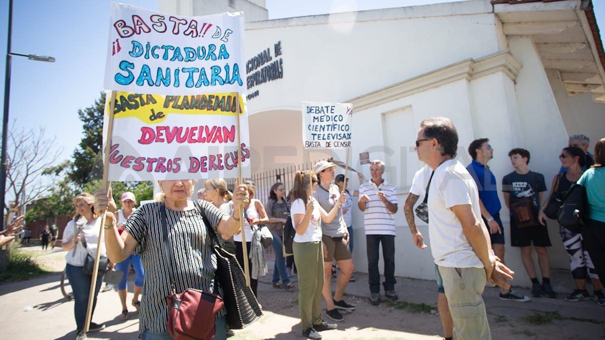 Antivacunas se manifestaron ante la visita de Carla Vizzotti en la provincia. 