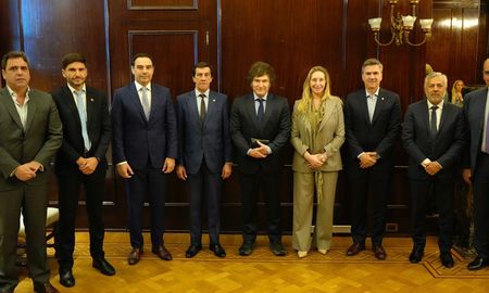 Javier Milei aseguró que intentará seguir recomponiendo la relación entre el Estado nacional y las provincias, trabajando codo a codo con los gobernadores. Javier Milei aseguró que intentará seguir recomponiendo la relación entre el Estado nacional y las provincias, trabajando codo a codo con los gobernadores.