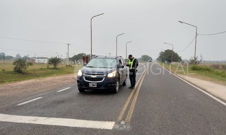 La policía controla que los vehículos no ingresen a Santa Rosa de Calchines tras haber retrocedido a Fase 1 de la cuarentena por un caso positivo de coronavirus. La policía controla que los vehículos no ingresen a Santa Rosa de Calchines tras haber retrocedido a Fase 1 de la cuarentena por un caso positivo de coronavirus.
