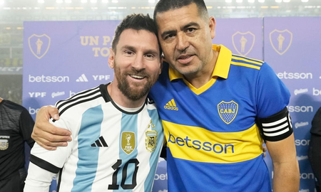 Lionel Messi junto a Juan Román Riquelme en la Bombonera. Lionel Messi junto a Juan Román Riquelme en la Bombonera.