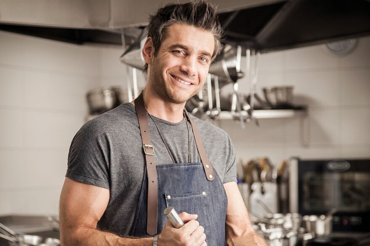 Rodrigo Cascón se egresó del Instituto Argentino de Gastronomía de cocinero. Rodrigo Cascón se egresó del Instituto Argentino de Gastronomía de cocinero.