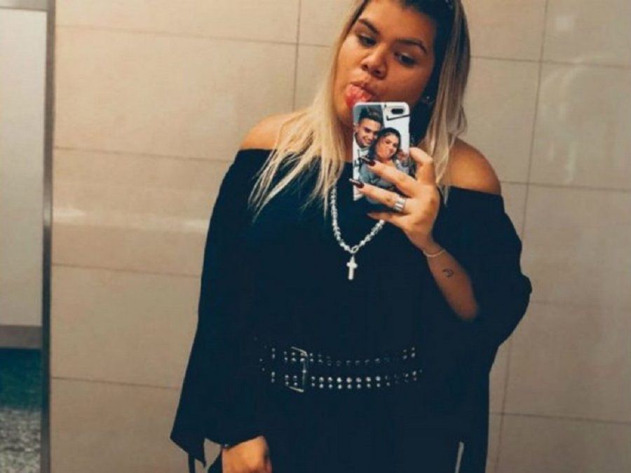 Con un look sexy, Morena Rial se lanzó como cantante en los Martín Fierro Digital