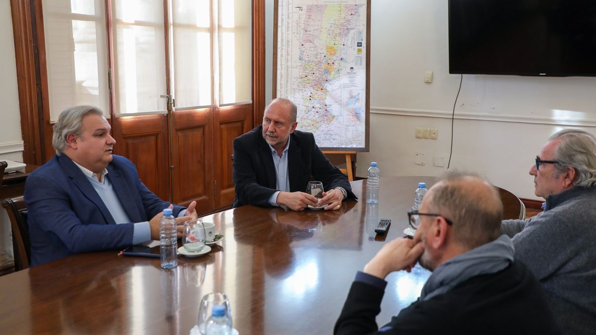 Luego de una fuerte crisis política con la oposición, el gobernador Omar Perotti recibió en Casa de Gobierno al presidente de la Cámara de Diputados, Pablo Farías.