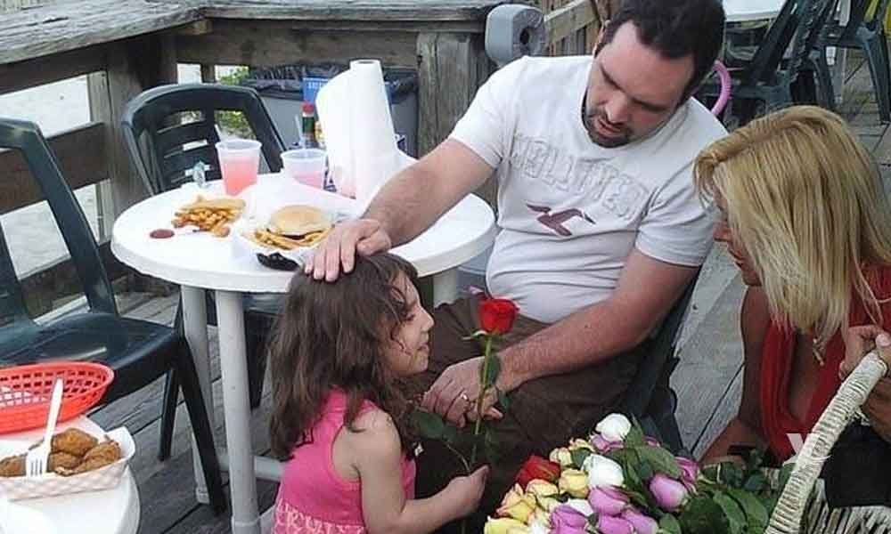 La mujer con enanismo acusada de ser una sociópata encontró nueva familia