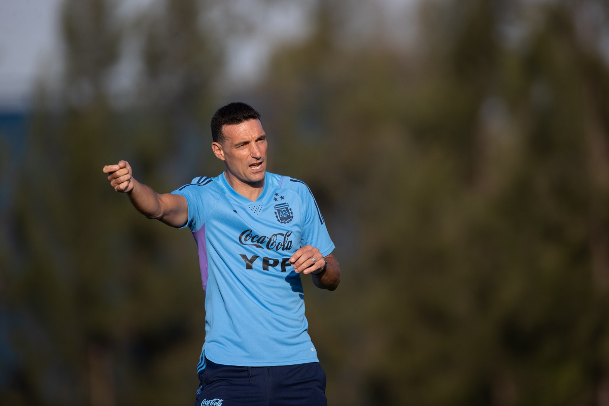 Lionel Scaloni dirigió el primer entrenamiento de la Selección Argentina.
