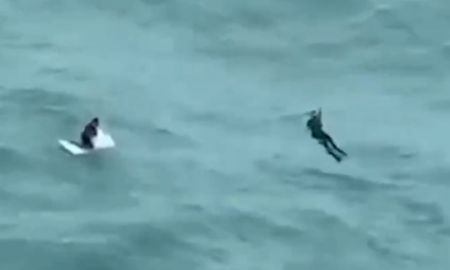 huracan milton: un hombre naufrago arriba de una heladera y fue rescatado en helicoptero huracan milton: un hombre naufrago arriba de una heladera y fue rescatado en helicoptero