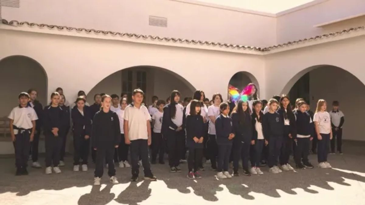 El coro formado por alumnos de las escuelas Santa Rosa de Viterbo y San Carlos grabó la versión de Oasis en los alrededores del histórico Campo de la Gloria.