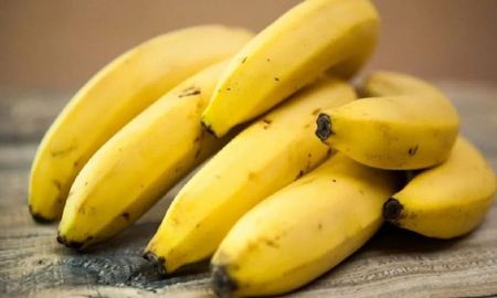 La banana es práctica, económica y una de las frutas más elegidas para el consumo diario. La banana es práctica, económica y una de las frutas más elegidas para el consumo diario.